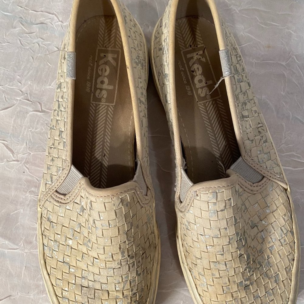 Cream and grey textured keds